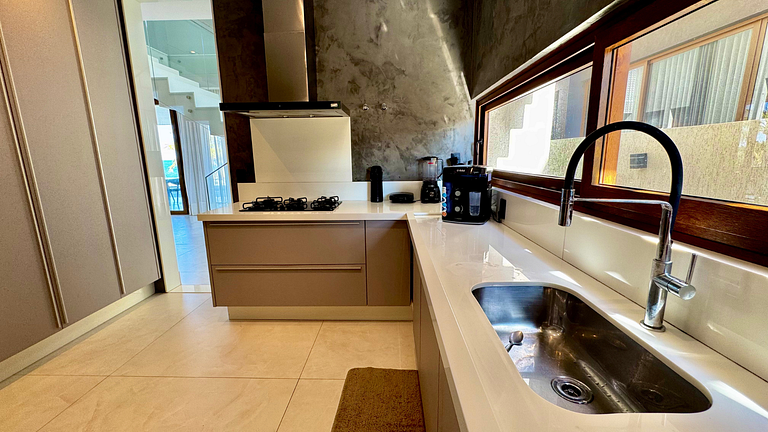 Mansão Pé na Areia em Guarajuba – 8 Suítes Luxo