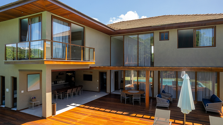 Casa de Luxo com Piscina e 7 Suítes em Praia do Forte