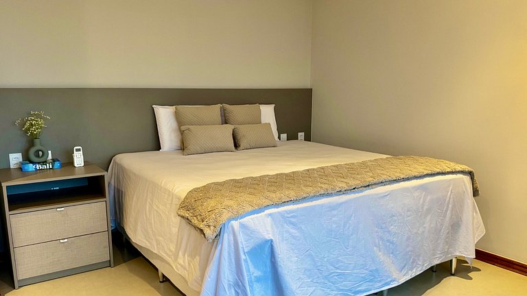 Mansão Pé na Areia com 8 Suítes no Alphaville Guarajuba